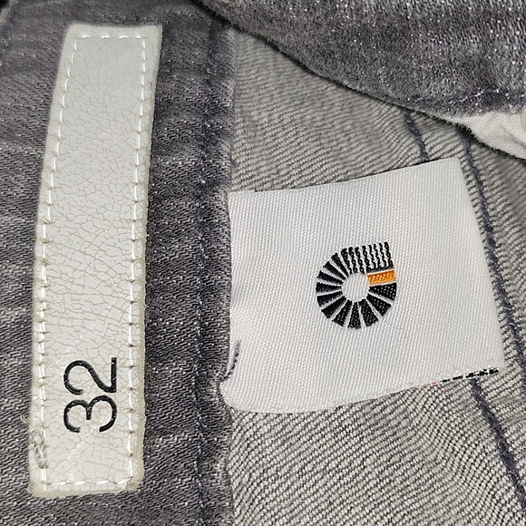 Akademiks Women’s Gray Skinny Jeans Size 32 – Rhinestone Back Pockets Pre-Owned - Picture 2 of 8